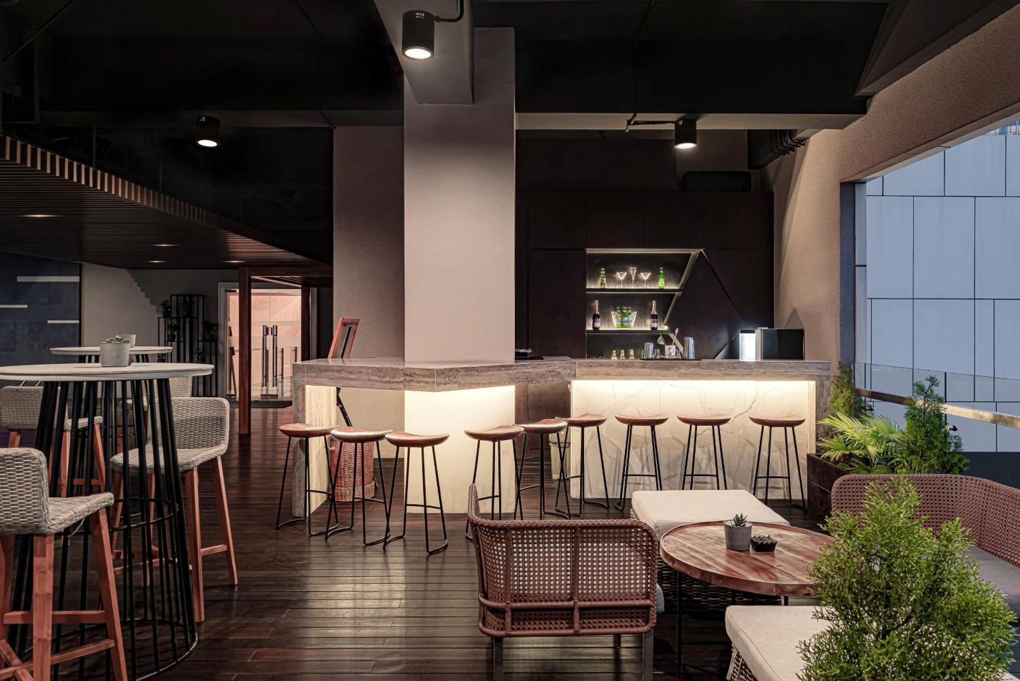 Whiz Luxe Hotel Spazio Сурабая Экстерьер фото