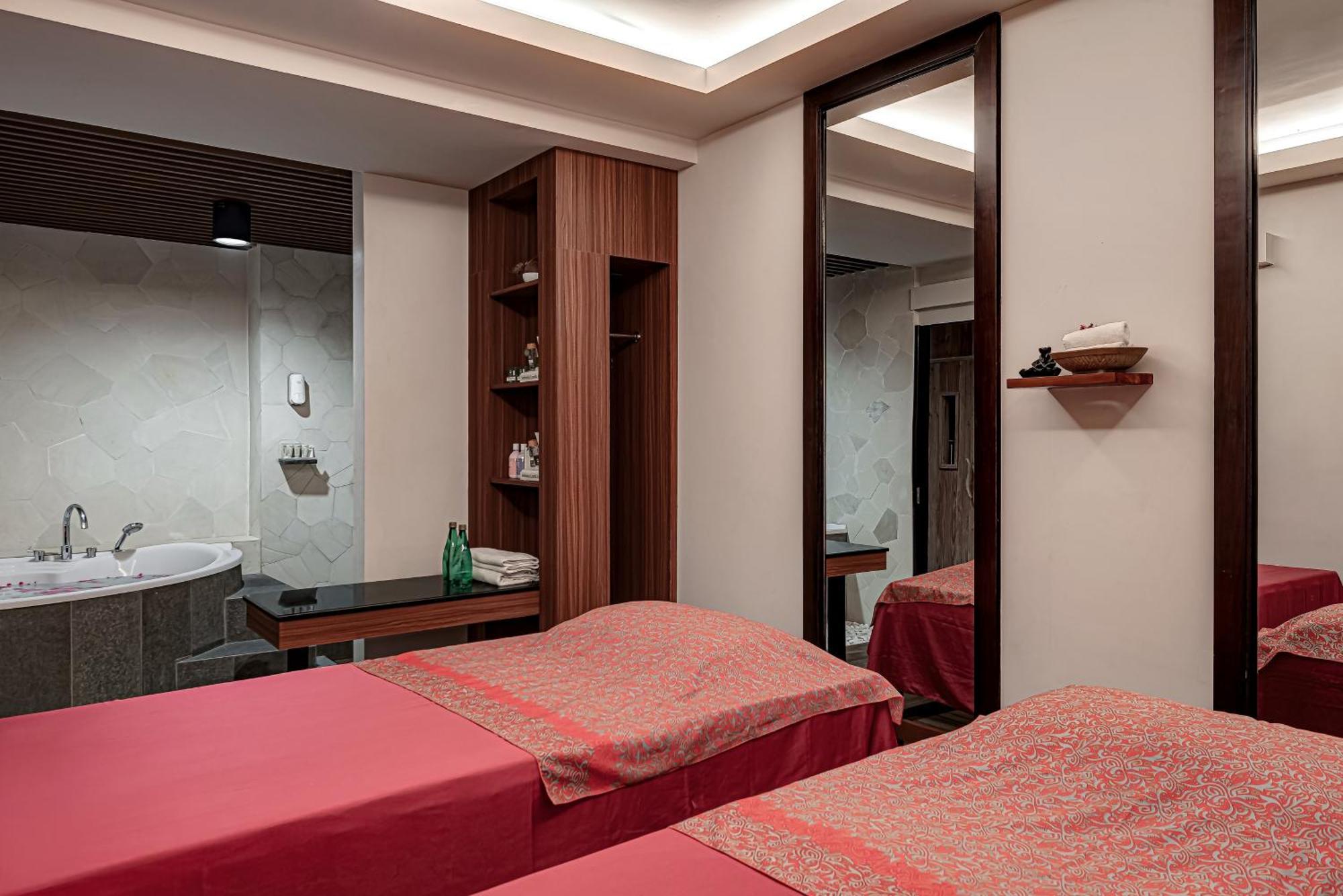 Whiz Luxe Hotel Spazio Сурабая Экстерьер фото